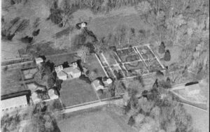 1970s aerial view of Stratford Hall and the East Garden (Courtesy of the Jessie Ball duPont Memorial Library, Stratford Hall Plantation).