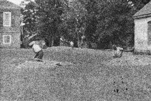 African-American workers trenching in the mansion yard during the 1930s archaeological program (Courtesy of the Jessie Ball duPont Memorial Library, Stratford Hall Plantation).